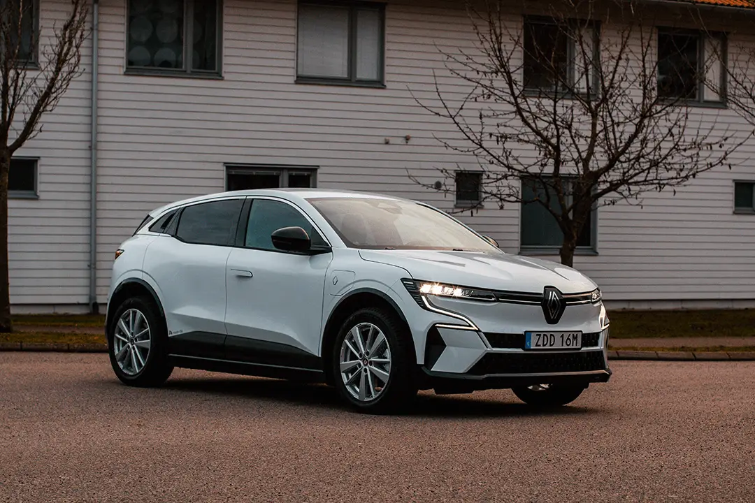 Renault-Megane-E-Tech-side-light