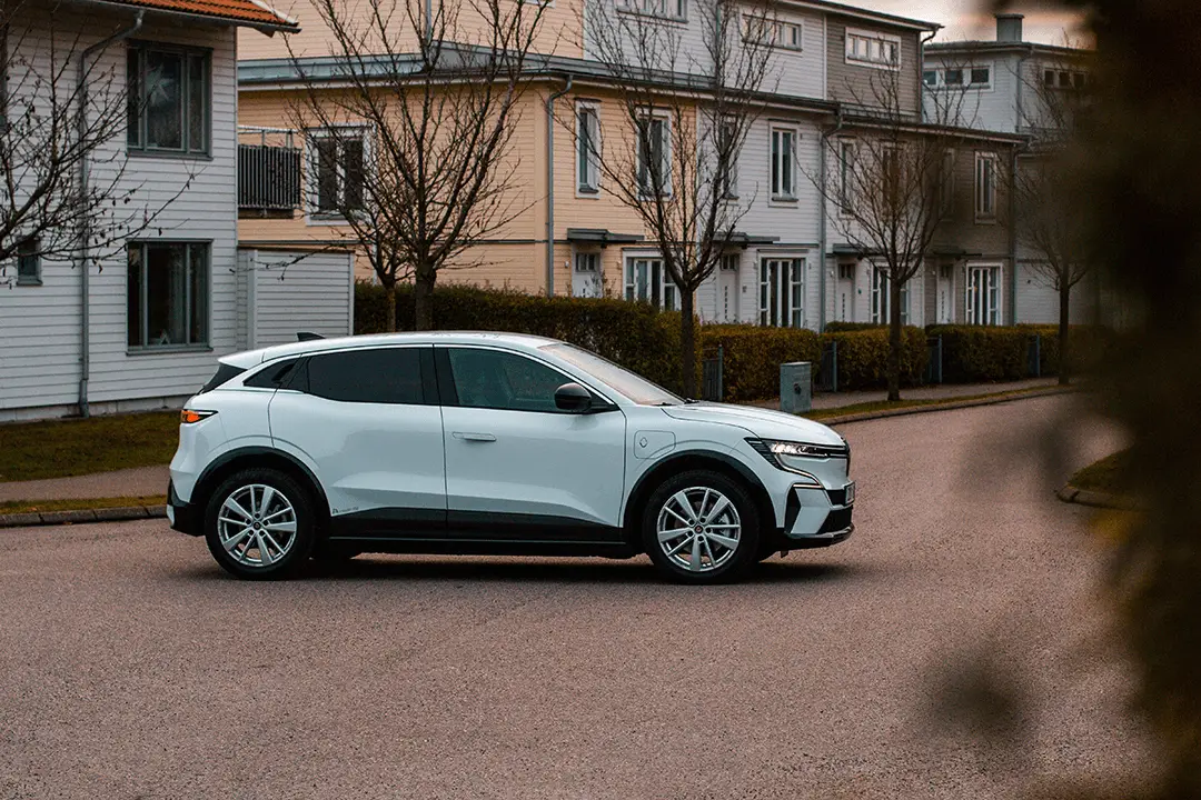 Renault-Megane-E-Tech-side