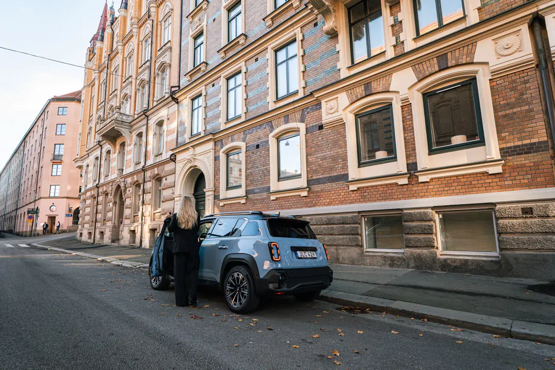 Renault-4-tjej-gåendes-city